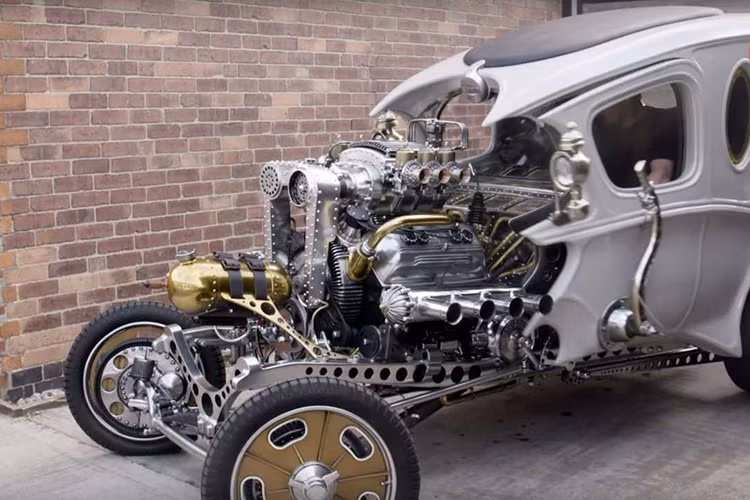 Nếu nhìn vào Automatron, ta có cảm giác nó giống như một mẫu xe viễn tưởng của nhân vật Thuyền trưởng Nemo vậy. Dù sao đi nữa, anh ấy đã tự tay làm ra Automatron từ con số 0 và một vài phụ tùng dự trữ, bao gồm bộ công tắc từ máy bay đánh bom Lancaster và bộ bánh trước của một chiếc Austin 7.