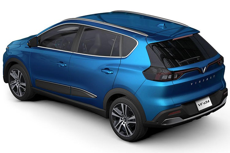 Tất nhiên rằng chiếc VinFast VF e34 này chưa phải là bản thương mại cuối cùng mà hãng dự định bàn giao cho người dùng vào tháng 11 tới đây. Bản chạy thử được sản xuất với mục đích chính là thử nghiệm khả năng vận hành của khối động cơ điện và bộ pin đi kèm, do đó những khác biệt về thiết kế so với ảnh 3D cũng có thể chấp nhận được.