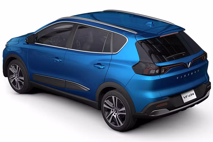 Tất nhiên rằng chiếc VinFast VF e34 này chưa phải là bản thương mại cuối cùng mà hãng dự định bàn giao cho người dùng vào tháng 11 tới đây. Bản chạy thử được sản xuất với mục đích chính là thử nghiệm khả năng vận hành của khối động cơ điện và bộ pin đi kèm, do đó những khác biệt về thiết kế so với ảnh 3D cũng có thể chấp nhận được.