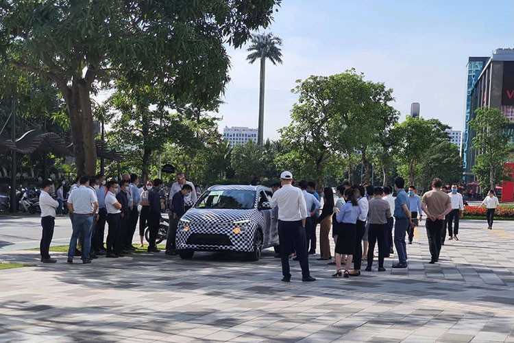 Đáng chú ý rằng, dù chỉ hở ra một số chi tiết nhưng có thể thấy rằng thiết kế của VinFast VF e34 bản chạy thử có một số khác biệt so với ảnh 3D được hãng công bố vào cuối tháng 3 vừa qua. Cụ thể, đèn xi-nhan nằm trong cụm đèn chính lại sử dụng bóng halogen màu vàng khác hẳn so với ảnh thiết kế và chi tiết này khiến nhiều người dùng đánh giá là “kém sang”.