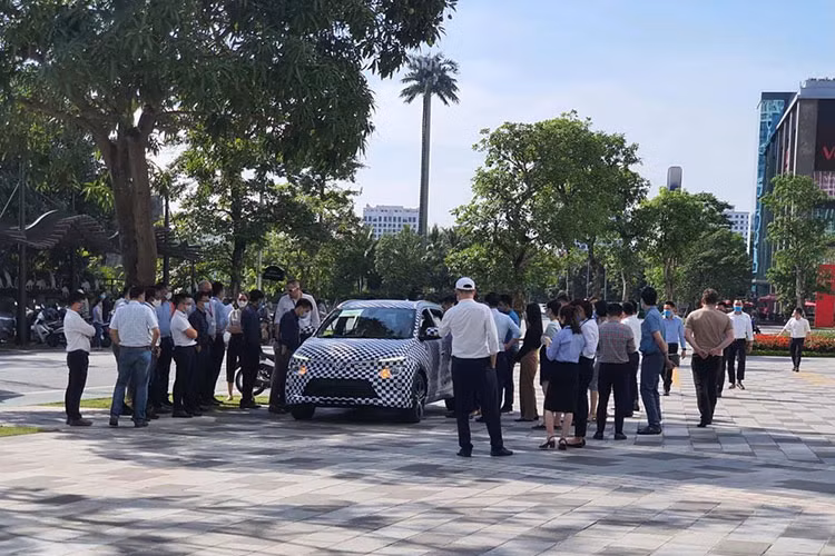 Đáng chú ý rằng, dù chỉ hở ra một số chi tiết nhưng có thể thấy rằng thiết kế của VinFast VF e34 bản chạy thử có một số khác biệt so với ảnh 3D được hãng công bố vào cuối tháng 3 vừa qua. Cụ thể, đèn xi-nhan nằm trong cụm đèn chính lại sử dụng bóng halogen màu vàng khác hẳn so với ảnh thiết kế và chi tiết này khiến nhiều người dùng đánh giá là “kém sang”.