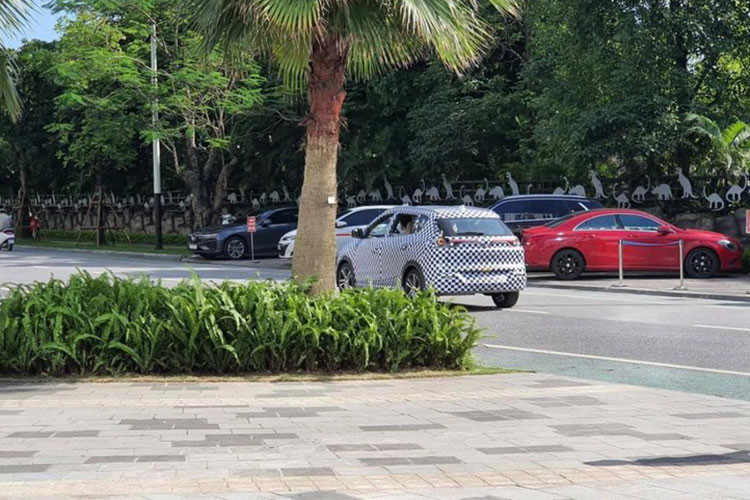 Ngay sau khi lăn bánh chạy thử tại Hà Nội, những hình ảnh của Vinfast VF e34 hoàn toàn mới cũng nhanh chóng được nhiều người mê xe đăng tải lên mạng xã hội. Theo đó, VinFast VF e34 được bao bọc trong lớp ngụy trang kín mín và chỉ để hở la-zăng và hệ thống đèn.