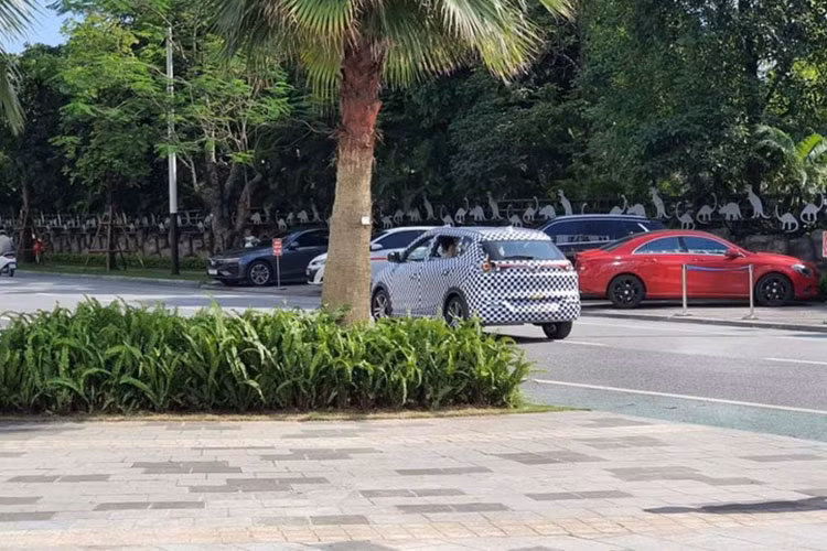 Ngay sau khi lăn bánh chạy thử tại Hà Nội, những hình ảnh của Vinfast VF e34 hoàn toàn mới cũng nhanh chóng được nhiều người mê xe đăng tải lên mạng xã hội. Theo đó, VinFast VF e34 được bao bọc trong lớp ngụy trang kín mín và chỉ để hở la-zăng và hệ thống đèn.