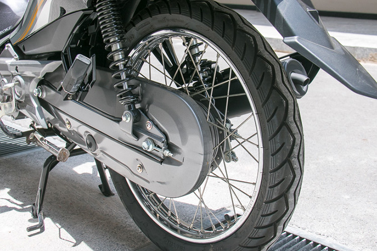 Ngồi và chạy thử chiếc xe máy phổ thông này cho thấy, chiều cao yên xe thấp chỉ 775mm kết hợp trọng lượng xe nhẹ (99kg) khiến mẫu xe này khá linh động khi di chuyển trong đô thị vào giờ cao điểm. Thiết kế của xe cơ bản là thích hợp với vóc dáng người Việt, không quá to và thon gọn.