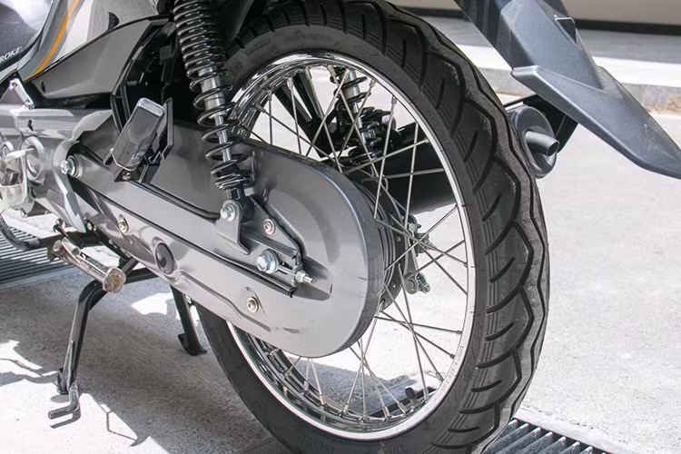 Ngồi và chạy thử chiếc xe máy phổ thông này cho thấy, chiều cao yên xe thấp chỉ 775mm kết hợp trọng lượng xe nhẹ (99kg) khiến mẫu xe này khá linh động khi di chuyển trong đô thị vào giờ cao điểm. Thiết kế của xe cơ bản là thích hợp với vóc dáng người Việt, không quá to và thon gọn.