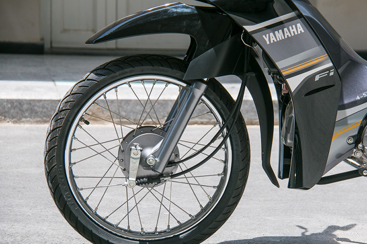 Hiện giá xe Yamaha Sirius Fi này đang có giá niêm yết là 20.340.000 đồng/chiếc đối với phiên bản phanh cơ. So với những thế hệ trước, Sirius Fi 2020 được tinh chỉnh vài điểm thiết kế như tay nắm yên sau, đèn, mặt đồng hồ thông tin...