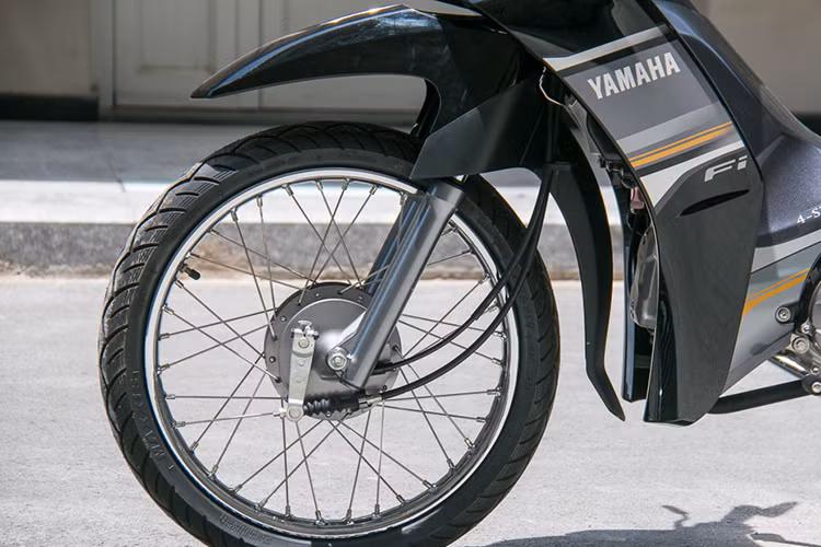 Hiện giá xe Yamaha Sirius Fi này đang có giá niêm yết là 20.340.000 đồng/chiếc đối với phiên bản phanh cơ. So với những thế hệ trước, Sirius Fi 2020 được tinh chỉnh vài điểm thiết kế như tay nắm yên sau, đèn, mặt đồng hồ thông tin...