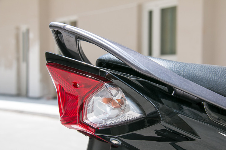 Xét về mức tiêu hao nhiên liệu, Sirius Fi chỉ chịu thua mẫu Jupiter Fi khi có con số tiêu hao là 1,57 lít/100km. Đây là con số trong danh sách công bố của Cục Đăng kiểm Việt Nam dựa trên thống kê mức tiêu hao nhiên liệu của 281 mẫu mô tô, xe gắn máy trên thị trường hiện nay. Jupiter Fi có mức tiêu hao là 1,55 lít/100km, đồng hạng ba là Honda Blade, Honda Wave Alpha và Honda Future Fi với mức tiêu hao là 1,6 lít/100km. 