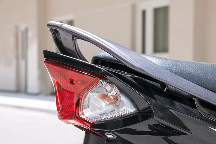 Xét về mức tiêu hao nhiên liệu, Sirius Fi chỉ chịu thua mẫu Jupiter Fi khi có con số tiêu hao là 1,57 lít/100km. Đây là con số trong danh sách công bố của Cục Đăng kiểm Việt Nam dựa trên thống kê mức tiêu hao nhiên liệu của 281 mẫu mô tô, xe gắn máy trên thị trường hiện nay. Jupiter Fi có mức tiêu hao là 1,55 lít/100km, đồng hạng ba là Honda Blade, Honda Wave Alpha và Honda Future Fi với mức tiêu hao là 1,6 lít/100km. 