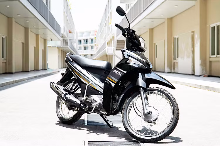 Theo giải thích của nhà sản xuất, hệ thống phun xăng điện tử Fi cung cấp tỷ lệ hòa trộn tối ưu cho động cơ trong các điều kiện vận hành khác nhau, nhờ sử dụng bộ vi xử lý điều khiển khối lượng xăng phun vào động cơ phù hợp với điều kiện vận hành. Các cảm biến sẽ gửi các tín hiệu về điều kiện vận hành của xe về bộ điều khiển động cơ (ECU). Chính vì vậy, tỷ lệ tiêu hao nhiên liệu trên mẫu xe này đã đạt được con số lý tưởng.