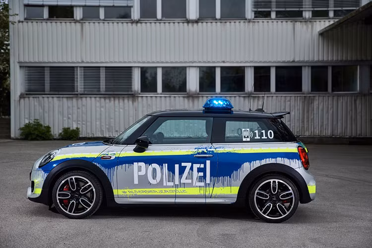 Mẫu xe này hoàn toàn phù hợp cho việc truy bắt tội phạm tại châu Âu, nơi mà những chiếc xe “tăng động” như Mustang hay Camaro rất ít xuất hiện trên phố.