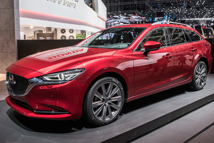 Mazda6 2018 hiện đang là một lựa chọn đáng cân nhắc bên cạnh Honda Accord và Toyota Camry thế hệ mới. Chiếc xe vẫn sở hữu thiết kế sang trọng và năng đông nhưng không quá “trẻ hóa” như Accord.