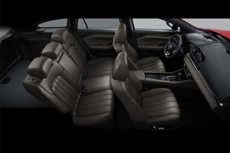 Góp phần khiến không gian nội thất trở nên thoải mái hơn còn có các thay đổi nhằm triệt tiêu bớt độ ồn, rung và xóc của xe. Theo Mazda, hãng đã cân chỉnh lại chassis để vẫn giữ cảm giác lái thú vị, đồng thời thay bộ gắn hệ thống lái vững chắc hơn và trang bị thêm nhiều lớp cách âm.