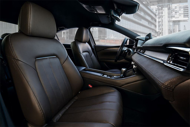 Không chỉ hiện đại hơn, cabin của Mazda6 2018 cũng sang trọng và tiện nghi hơn nhiều. Mazda đưa ra cho khách hàng những vật liệu bọc và trang trí nội thất cao cấp tương đương các dòng xe sang như da Nappa, vải nhung UltraSuede siêu mịn hay gỗ... Các ghế ngồi của chiếc xe cũng được thiết kế lại, thân thiện hơn.