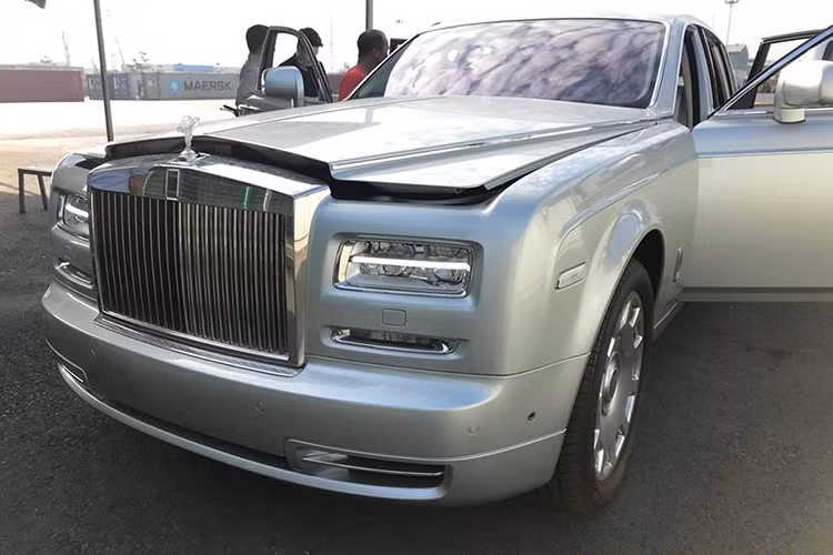 Mới đây, một chiếc siêu xe sang Rolls-Royce Phantom II đã bất ngờ cập cảng Hải Phòng. Thiết kế của xe không khác gì những chiếc xe khác đang lăn bánh tại Việt Nam, tuy nhiên điểm đặc biệt của chiếc xe chính là logo Spirit Of Ecstacy ở phần đầu xe. Chất liệu để chế tạo logo trong suốt này là polycarbonate và có thể phát sáng huyền ảo trong đêm.