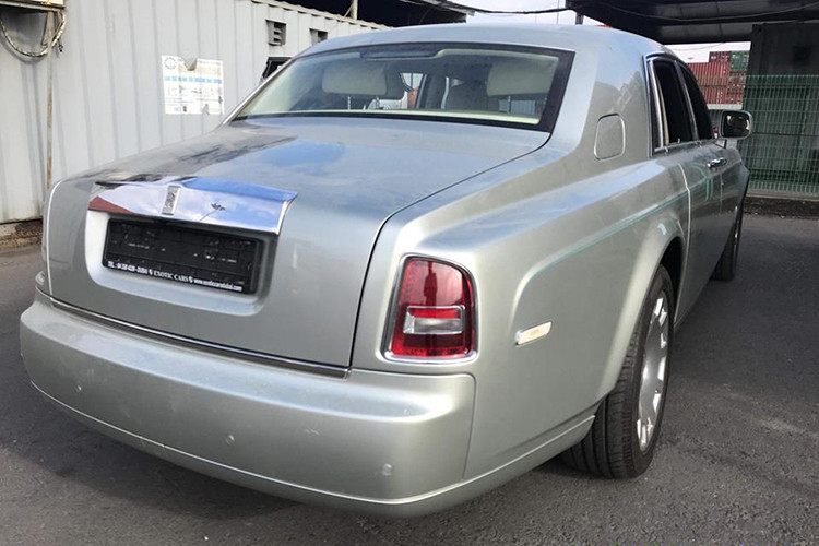 Nhìn lướt qua, mẫu xe siêu sang này không có sự nổi bật ở ngoại thất. Nhưng thay vào đó, điểm thú vị lại nằm ở cách phối màu bên trong khoang lái chiếc Phantom Series II mới cập cảng Hải Phòng đây với việc được phối 3 màu độc đáo cùng với phong cách ốp gỗ sáng màu cao cấp.