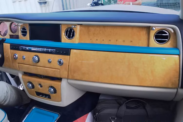 Rolls-Royce Phantom Series II vẫn được trang bị khối động cơ V12, dung tích 6.75 lít, sản sinh công suất tối đa 453 mã lực và mô-men xoắn cực đại đạt 720 Nm. Kết hợp với hộp số tự động 8 cấp, động cơ cho phép chiếc xe siêu sang tăng tốc từ vị trí xuất phát lên 100 km/h chỉ trong khoảng thời gian 5,9 giây trước khi đạt vận tốc tối đa 250 km/h.