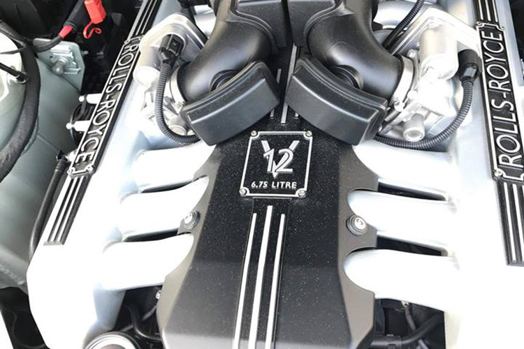 Hiện chưa rõ giá xe Rolls-Royce Phantom Series II mới xuất hiện tại cảng Hải Phòng mới đưa về Việt Nam khoảng bao nhiêu. Chỉ biết rằng, hiện mẫu xe siêu sang này có giá bán chính hãng không dưới 50 tỷ đồng.