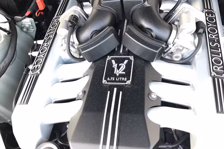 Hiện chưa rõ giá xe Rolls-Royce Phantom Series II mới xuất hiện tại cảng Hải Phòng mới đưa về Việt Nam khoảng bao nhiêu. Chỉ biết rằng, hiện mẫu xe siêu sang này có giá bán chính hãng không dưới 50 tỷ đồng.