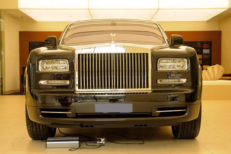 Ngoài bản tiêu chuẩn và trục cơ sở dài, Rolls-Royce Phantom Series II tại Việt Nam còn có các biến thể độc nhất vô nhị trên thế giới như Lửa Thiêng, Mặt trời phương Đông hay Hòa bình và vinh quang do các khách hàng Việt yêu cầu "thửa riêng" được tạo ra đang lăn bánh.