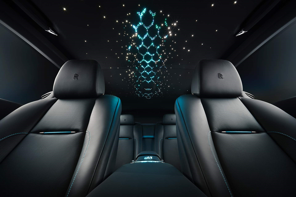 Adamas là bộ sưu tập Black Badge đầu tiên có tới 40 chiếc Wraith và 30 chiếc Dawn. Biểu tượng Spirit of Ecstasy của xe được làm bằng sợi carbon hàng không vũ trụ, đồng hồ trên bảng táp lô làm bằng kim cương đen nhân tạo, nội thất được dệt từ các cấu trúc carbon siêu bền bỉ.