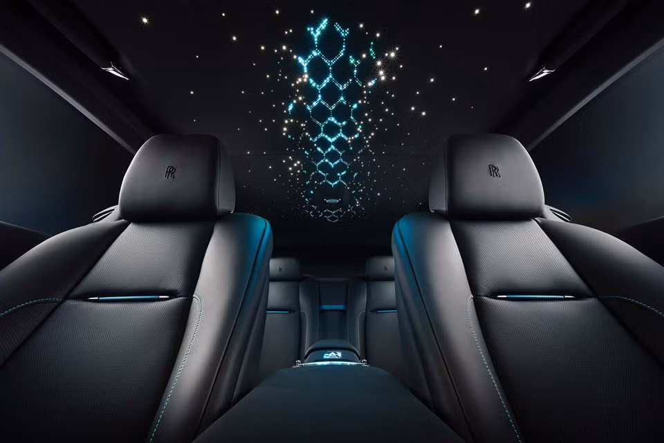 Adamas là bộ sưu tập Black Badge đầu tiên có tới 40 chiếc Wraith và 30 chiếc Dawn. Biểu tượng Spirit of Ecstasy của xe được làm bằng sợi carbon hàng không vũ trụ, đồng hồ trên bảng táp lô làm bằng kim cương đen nhân tạo, nội thất được dệt từ các cấu trúc carbon siêu bền bỉ.