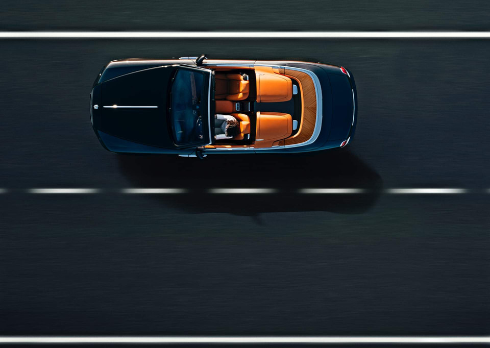 Bản Bespoke được làm theo cách rất riêng. Phần sau xe là tấm chắn “Aero Cowling” rất nhẹ che phủ hàng ghế sau, biến Dawn Aero Cowling thành mẫu xe thể thao hạng sang. Khi cần, tấm chắn này có thể thu lại biến xe thành mẫu mui trần bốn chỗ ngồi.