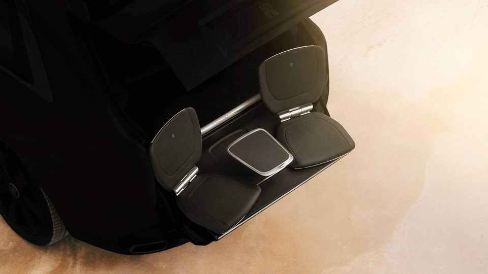 Đúng như tên gọi, phiên bản Rolls-Royce Cullinan Viewing Suite gắn hai ghế da phía sau cùng một chiếc bàn cocktail loại nhỏ dành cho ngắm cảnh nghỉ ngơi giữa các chặng di chuyển. Tính năng này một lần nữa cho thấy chiếc SUV đầu tiên của Rolls-Royce có thể cá nhân hóa theo cách không ai ngờ tới.