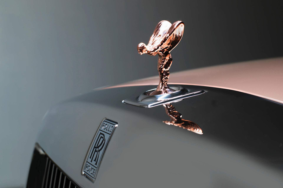 Nàng thơ Phantom “Whispered Muse”. Được hãng xe siêu sang Rolls-Royce phát triển trên bản vẽ Spirit of Ecstasy đầu tiên của Charles Sykes, phiên bản đặc biệt này sử dụng các loại lụa khác nhau cho nội thất cabin. Phần thiết kế nội thất do nghệ sĩ người Anh, Helen Amy Murray, thực hiện đã gây ấn tượng mạnh mẽ. Biểu tượng Spirit of Ecstasy được làm bằng vàng hồng Rose Gold.