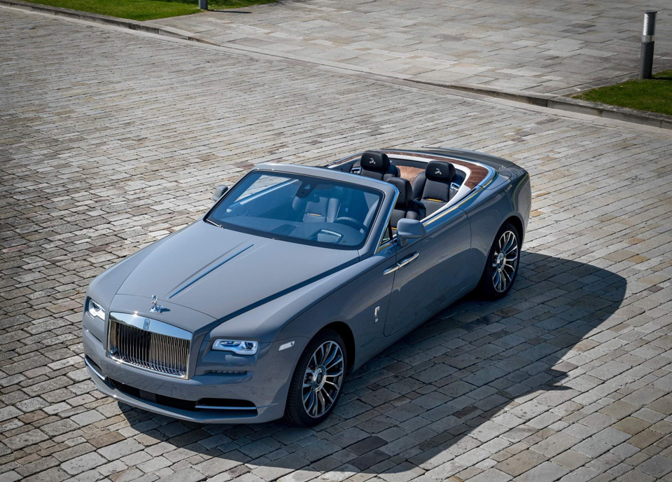 Phiên bản đặc biệt của Rolls-Royce Dawn dành để kỷ niệm các phi công người Czech và Slovak từng phục vụ tại phi đội số 312 và 313 của Không quân Hoàng gia Anh (RAF) trong cuộc không chiến Anh quốc năm 1940. Ngoại thất màu xám kết hợp với các đường cong màu đen lấy ý tưởng từ trang phục Spitfires của phi đội. Phần ốp cửa khắc khẩu hiệu của phi đội 313 và nguyên tắc chiến đấu của phi đội 312. Tựa đầu thêu huy hiệu của hai phi đội này.