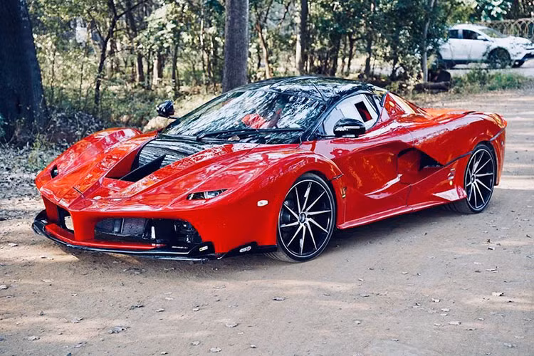 Ngày nay, Ferrari đã không chỉ còn là một thương hiệu siêu xe đáng ngưỡng mộ đơn thuần. Ngay cả những người giàu có nhất cũng khao khát có thể sở hữu một chiếc Ferrari, và một số mẫu Ferrari quý giá đặc biệt thậm chí còn là ước mơ không thể hoàn thành đối với những người giàu.
