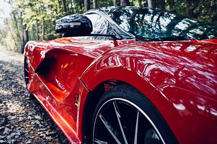 Vì vậy, một người mê xe ở Nam Phi đã quyết định chế tạo một bản sao của chiếc LaFerrari với giá chỉ bằng một phần rất nhỏ xe thật. Bản sao này trông khá đẹp mắt từ đằng xa, nhưng một khi tiến lại đủ gần, chắc bất cứ người mê xe nào cũng nhận ra rằng chiếc Ferrari này có vấn đề. Ít nhất, siêu xe nhái này không phải được chuyển đổi từ một chiếc xe phổ thông rẻ tiền mà là siêu xe Audi R8 Spyder V10.