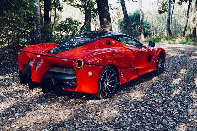 Theo thông tin từ trang Carthrottle, bản sao Ferrari LaFerrari này đang được rao bán trên Facebook Marketplace ở Nam Phi với giá khoảng 41.500 USD (khoảng 954 triệu đồng). Chiếc xe có tay lái bên phải vẫn có nội thất nguyên bản của Audi, nhưng trung tâm của vô lăng đã nhận được logo Ferrari.