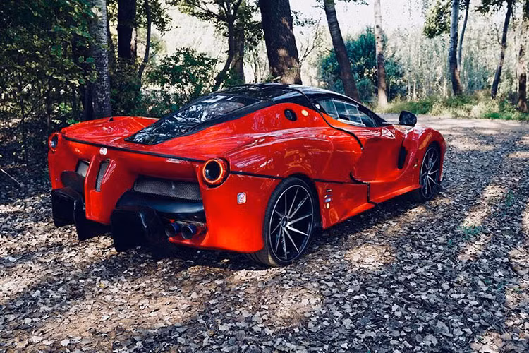 Theo thông tin từ trang Carthrottle, bản sao Ferrari LaFerrari này đang được rao bán trên Facebook Marketplace ở Nam Phi với giá khoảng 41.500 USD (khoảng 954 triệu đồng). Chiếc xe có tay lái bên phải vẫn có nội thất nguyên bản của Audi, nhưng trung tâm của vô lăng đã nhận được logo Ferrari.