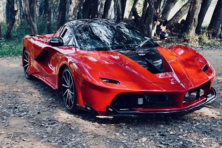 Người bán lưu ý rằng chiếc Ferrari LaFerrari hàng nhái này vẫn cần được sửa sang, hoàn thiện thêm chút nữa. Hình ảnh cabin cho thấy người chế tạo có để một bình chữa cháy ở trước ghế lái phụ, và mặt táp lô dường như có vài chỗ hỏng nhẹ.