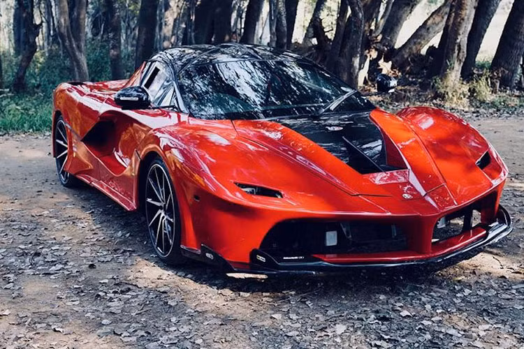 Người bán lưu ý rằng chiếc Ferrari LaFerrari hàng nhái này vẫn cần được sửa sang, hoàn thiện thêm chút nữa. Hình ảnh cabin cho thấy người chế tạo có để một bình chữa cháy ở trước ghế lái phụ, và mặt táp lô dường như có vài chỗ hỏng nhẹ.