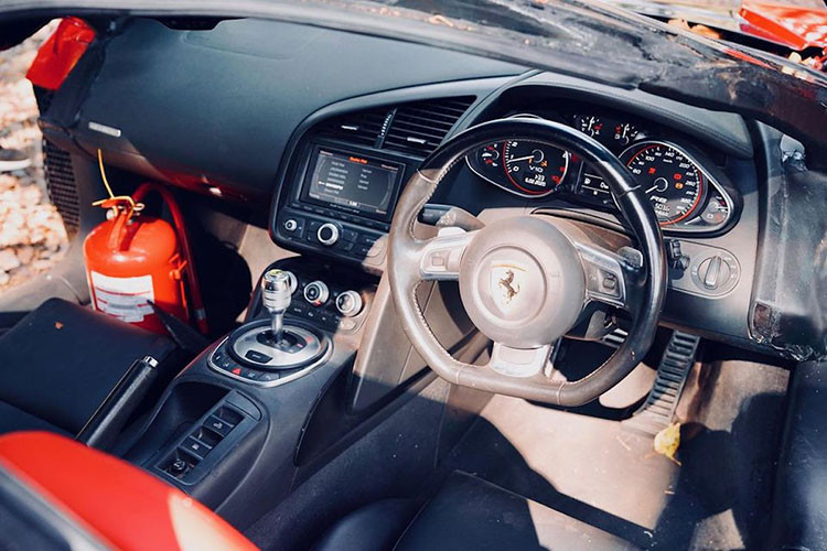 Trong khi cả ngoại thất và nội thất đều có nhiều điểm để lộ rằng đây không phải là một chiếc Ferrari thực sự. Bất cứ ai đã từng nhìn thấy một chiếc LaFerrari, ít nhất là trong một hoặc vài bức ảnh, đều có thể nhận ra rằng bản sao này có chỗ thiếu thuyết phục.