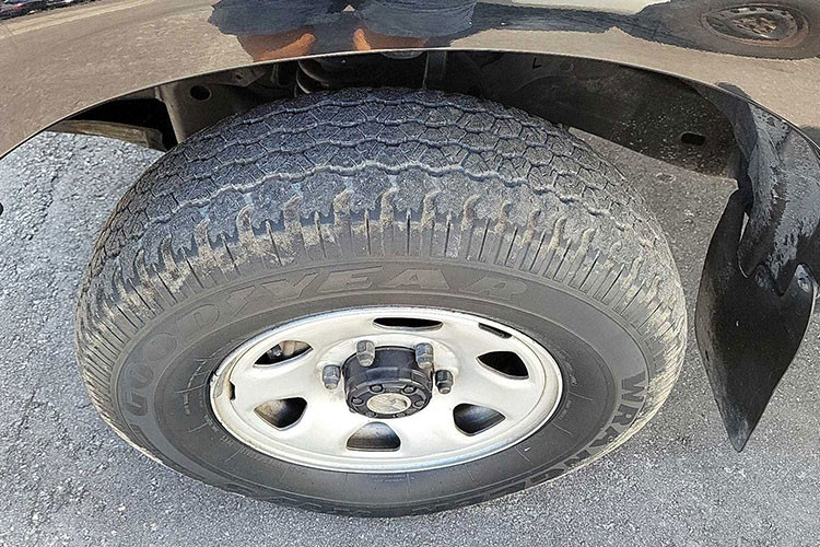 Được biết, phiên đấu giá xe Toyota Tacoma XtraCab cũ diễn ra trên trang Carmax và xe nhanh chóng tìm thấy chủ nhân mới trong thời gian vỏn vẹn đúng 15 giây. Điều này đã phần nào cho thấy tình trạng khan hiếm ôtô tại các đại lý xe hơi ở Mỹ vào thời điểm hiện tại. Tuy nhiên, điều khiến người ta ngạc nhiên cả là đại lý bỏ ra số tiền trên để mua chiếc Toyota Tacoma XtraCab chắc chắn sẽ kiếm lời khi bán lại cho khách hàng.