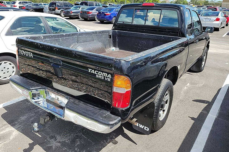 Không riêng gì Toyota mà một số hãng xe khác cũng đang gặp khó khăn vào thời điểm hiện tại. Ví dụ như Volkswagen Brazil đang bán ra mẫu xe Fox mà không có màn hình giải trí. Ford cũng đang cân nhắc việc bàn giao xe cho đại lý dù thiếu trang bị.