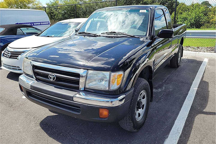 Trong khi đó, thương hiệu Jeep cũng đã tạm dừng dây chuyền lắp ráp dòng xe bán tải Gladiator vào hồi đầu tháng. Chính vì vậy vậy, việc chiếc xe bán tải Toyota Tacoma XtraCab đời 1998 được rao bán đấu giá trên mạng được nhiều người tìm mua cũng là điều dễ hiểu ở thời điểm này.