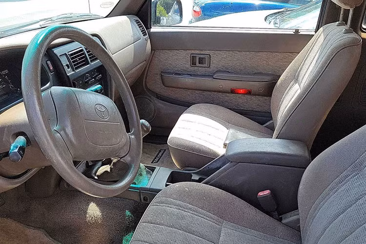 Việc những chiếc ôtô cũ thương hiệu Toyota được nhiều người săn đón không có gì bất ngờ. Xe Toyota vốn nổi tiếng là bền bỉ, độ tin cậy cao, ít tiêu tốn nhiên liệu và chi phí bảo dưỡng thấp. Do đó, những chiếc xe Toyota cũng thường xuyên lọt vào top ôtô giữ giá nhất tại thị trường Mỹ trong nhiều năm qua.