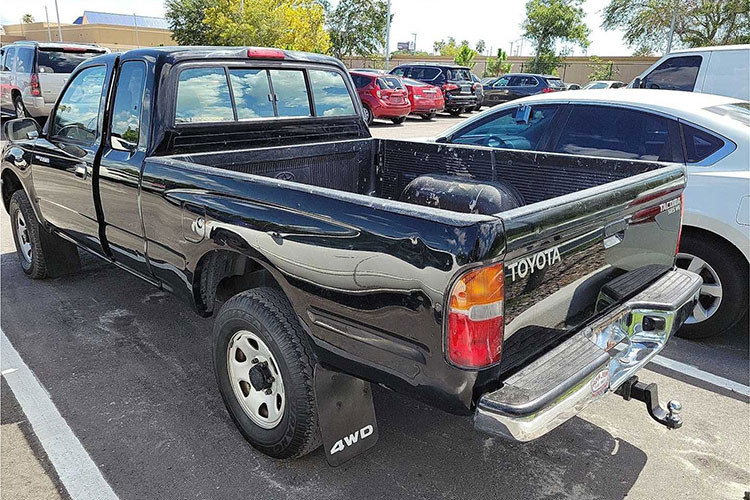Chiếc Toyota Tacoma XtraCab đời 1998 này mới đây đã được bán đấu giá trên mạng và thu hút hơn 200 đại lý ôtô tham gia. Giá khởi điểm của chiếc xe bán tải 23 năm tuổi có số công-tơ-mét 64.000 dặm (khoảng 102.000 km) này là 6.000 USD (138 triệu đồng). Cuối cùng, nó đã tìm thấy chủ nhân mới với giá lên đến 17.000 USD (khoảng 391 triệu đồng). Con số này bằng 90% so với giá của một chiếc Toyota Tacoma phiên bản mới nhất trên thị trường Mỹ.