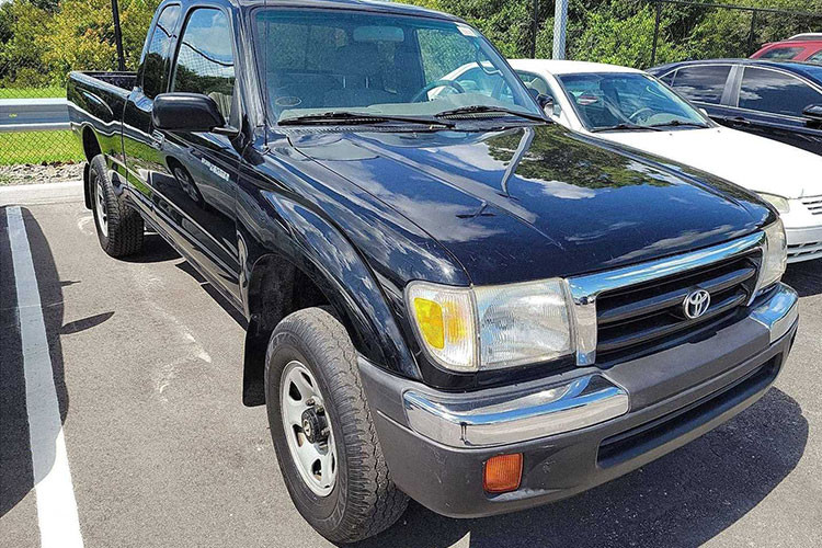 Do ảnh hưởng của đại dịch Covid-19 và cuộc khủng hoảng chip bán dẫn toàn cầu, thị trường ôtô Mỹ đang rơi vào tình trạng chưa từng có. Giá tô cũ tăng vọt và số lượng xe mới trong kho đại lý khan hiếm là những gì hiện đang diễn ra tại Mỹ hiện nay. Các đại lý xe hơi Mỹ thậm chí còn phải ra đường để tìm mua những chiếc ôtô đã qua sử dụng và mang về bán kiếm lời. Thậm chí, mới đây, có hơn 200 đại lý ôtô Mỹ đã cùng nhau giành giật để mua một chiếc xe bán tải Toyota cũ 23 năm tuổi.