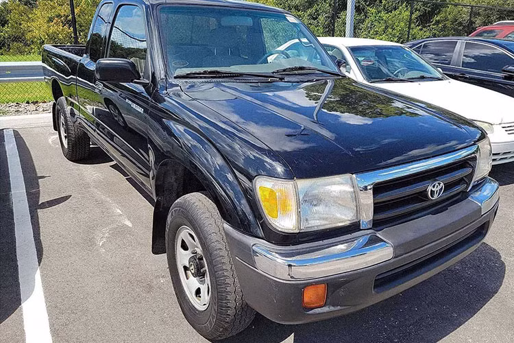 Do ảnh hưởng của đại dịch Covid-19 và cuộc khủng hoảng chip bán dẫn toàn cầu, thị trường ôtô Mỹ đang rơi vào tình trạng chưa từng có. Giá tô cũ tăng vọt và số lượng xe mới trong kho đại lý khan hiếm là những gì hiện đang diễn ra tại Mỹ hiện nay. Các đại lý xe hơi Mỹ thậm chí còn phải ra đường để tìm mua những chiếc ôtô đã qua sử dụng và mang về bán kiếm lời. Thậm chí, mới đây, có hơn 200 đại lý ôtô Mỹ đã cùng nhau giành giật để mua một chiếc xe bán tải Toyota cũ 23 năm tuổi.