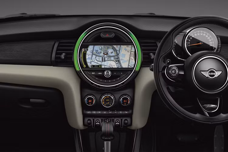 Trang bị bên trong nội thất cũng khá tinh tế với đầy đủ các chức năng giải trí, tiện ích hiện đại nhất đi kèm.