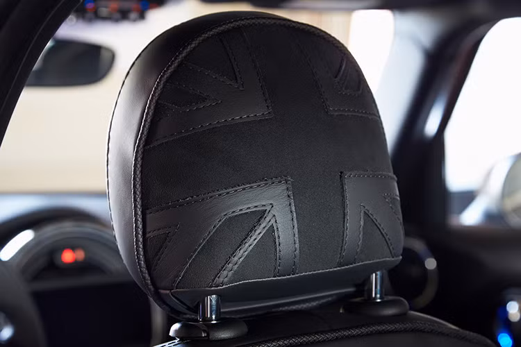 Ghế ngồi cũng được thêu với hoạ tiết da mang biểu tượng Anh quốc.