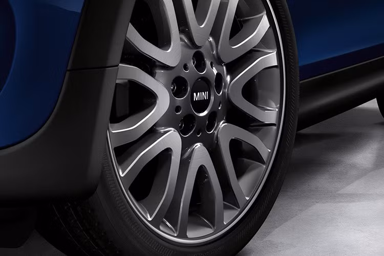 Một điểm nhấn khác nổi bật giữa nước sơn xanh đậm hoàng gia là bộ la-zăng 18 inch được lấy cảm hứng từ thế giới đồng hồ siêu sang.