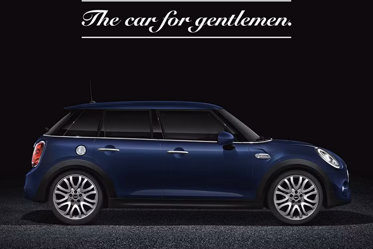  Mini Cooper S Jermyn được bao phủ bởi màu sơn xanh đặc biệt có tên gọi đầy kiêu hãnh: “Lapis Luxury Blue”, nó được miêu tả như “màu xanh của vua chúa”.
