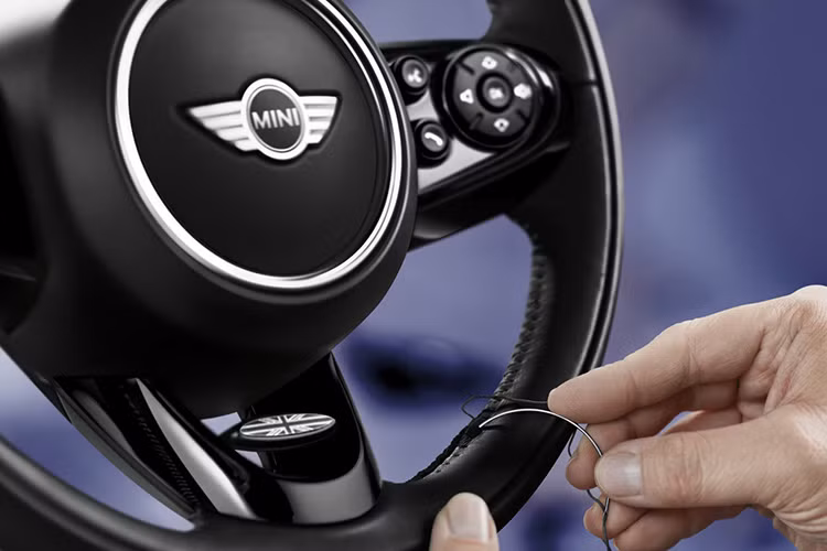 Đúng như vậy, sự lịch lãm, tinh tế đầy gợi cảm tỏa ra từ từng sợi chỉ khâu tay, từng thớ vải nappa ốp nội thất và những chi tiết trang trí đầy tinh tế khác bên trong xe.