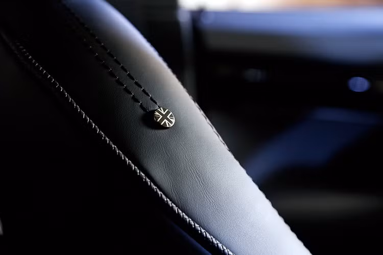 Mỗi đường chỉ thêu, khuy đính, lớp da màu xanh... đều mang biểu tượng đặc trưng của lá cờ Anh quốc.